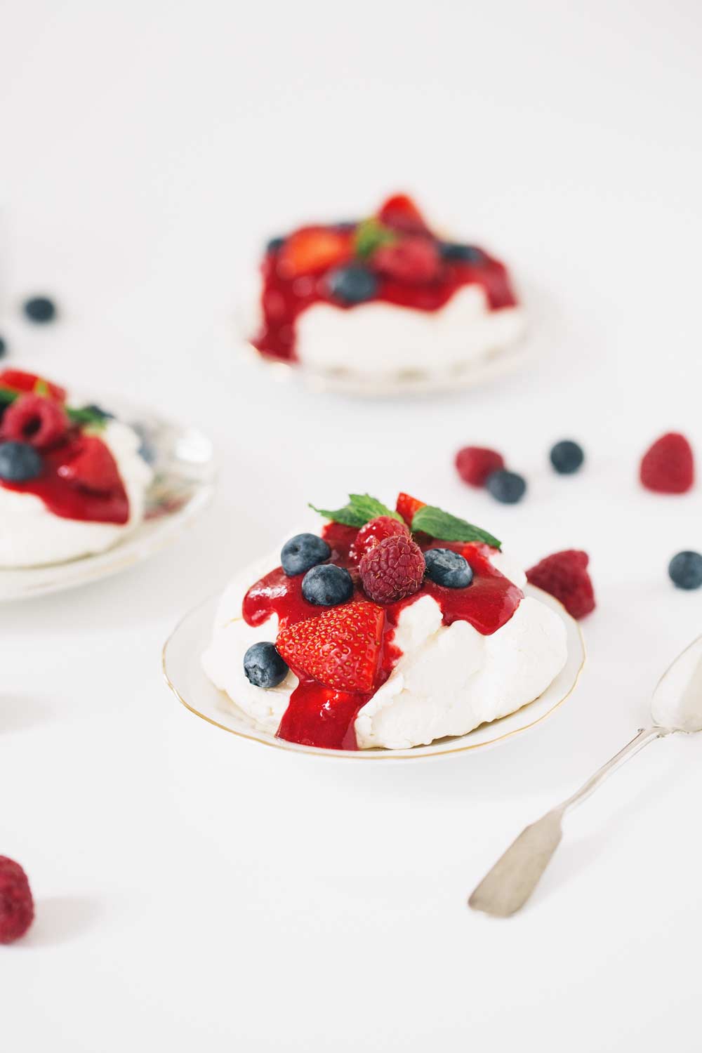 very berry pavlovas