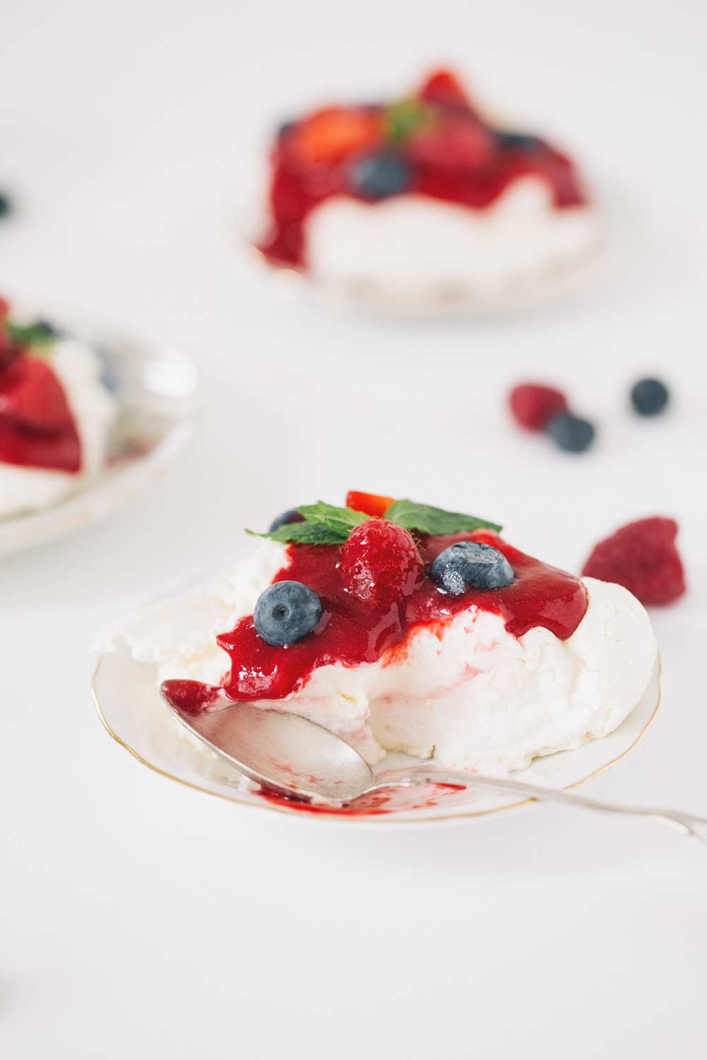 very berry pavlovas